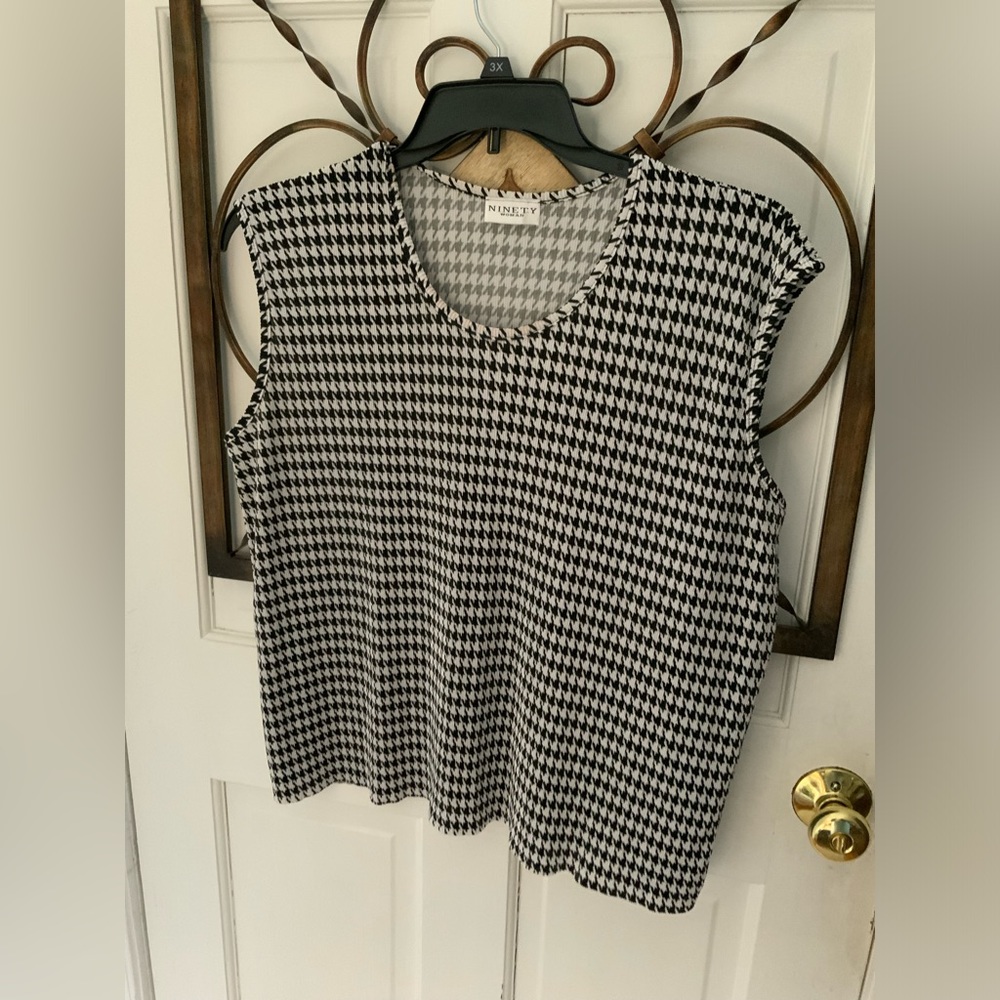 Beautiful black and white top by NINETY WOMAN. SIZE 2X